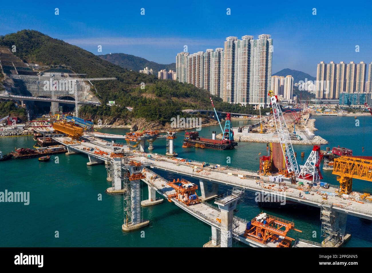 Tseung Kwan O, Hongkong 21. Dezember 2020: Überquerung der Hafenbrücke im Bau Stockfoto