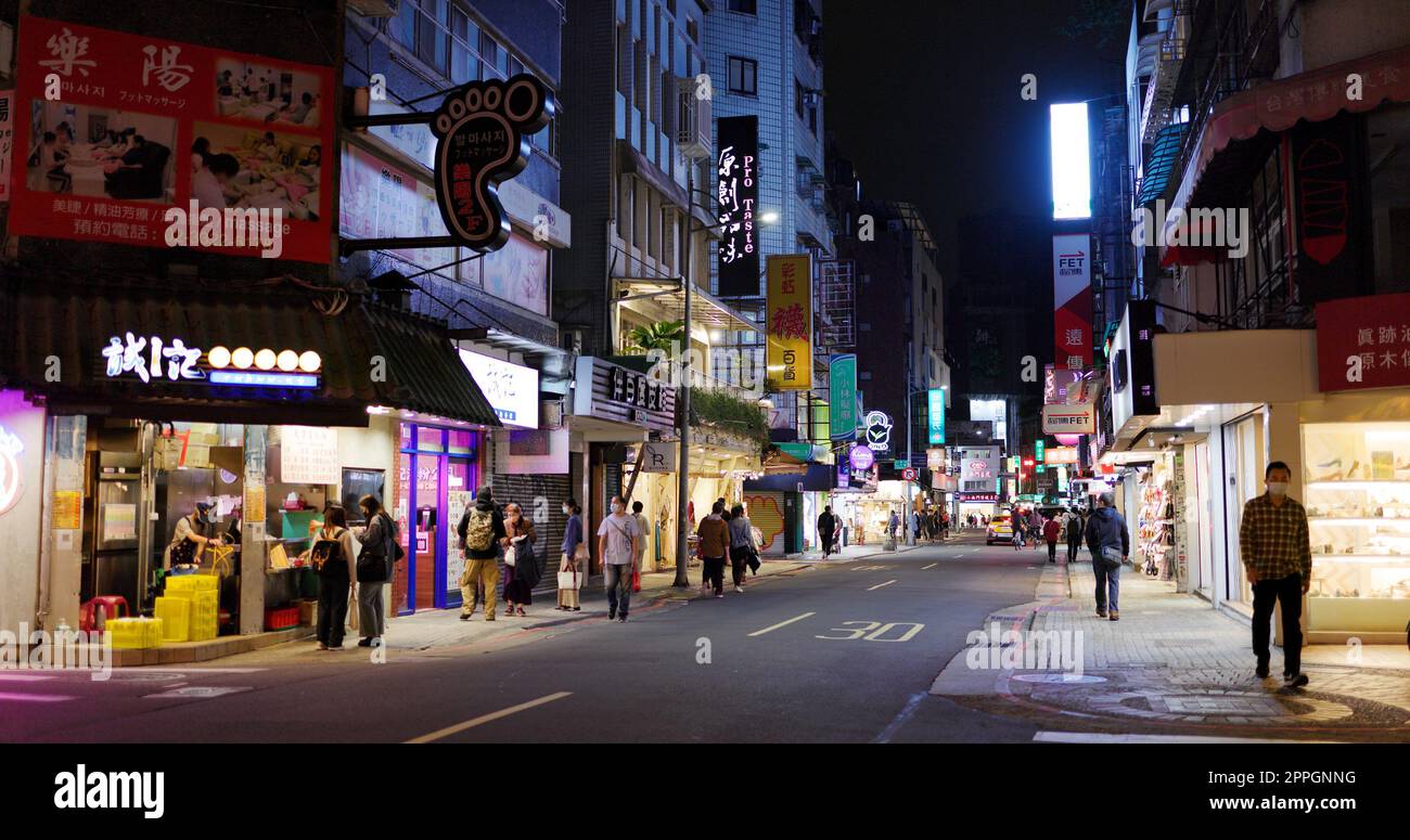 Taipei, Taiwan 08. April 2022: Taiwan Yongkang Street in Taipei bei Nacht Stockfoto