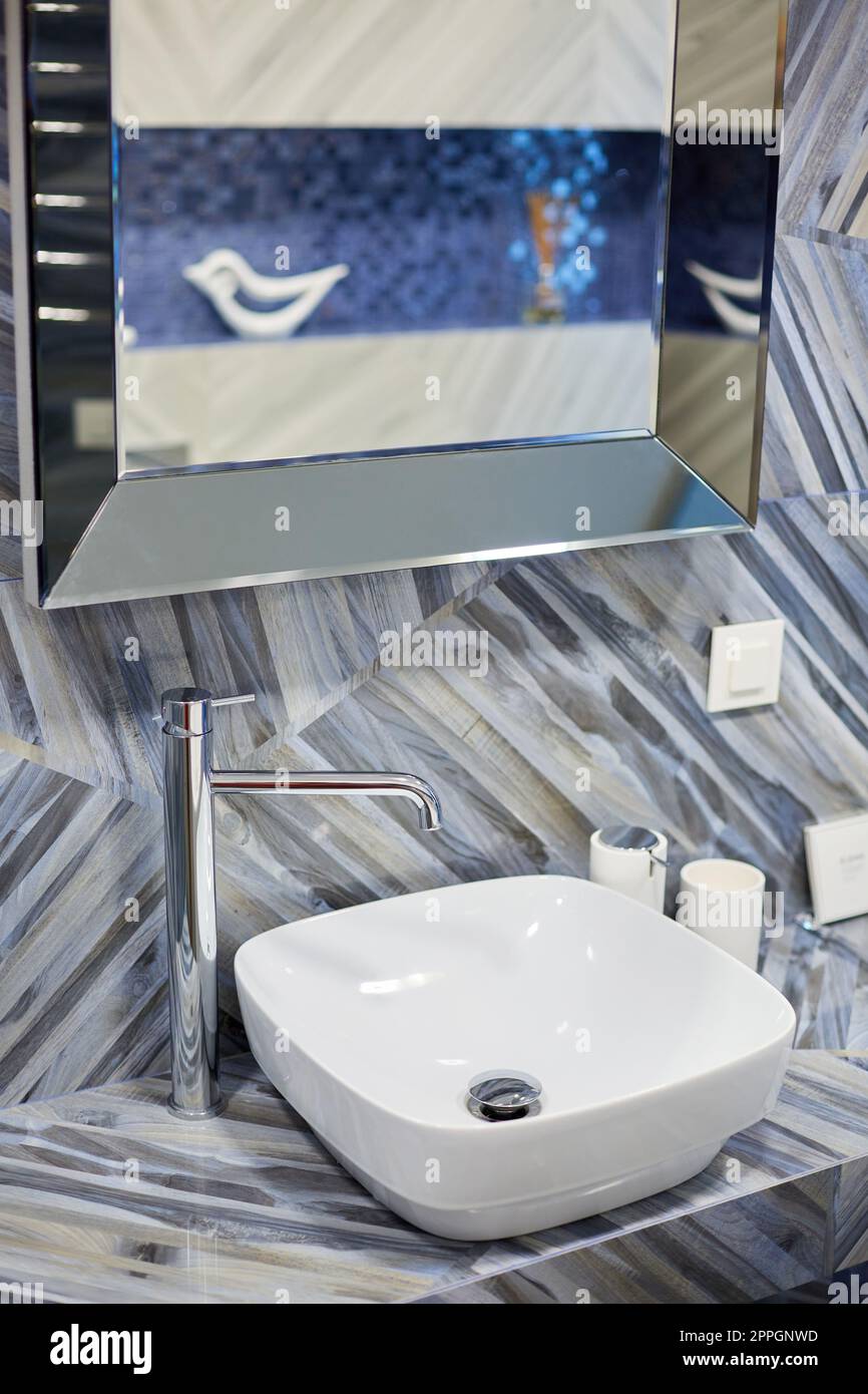 Modernes Waschbecken mit Chrom Wasserhahn in stilvollen und hellen Badezimmer des neuen Hauses. Stockfoto