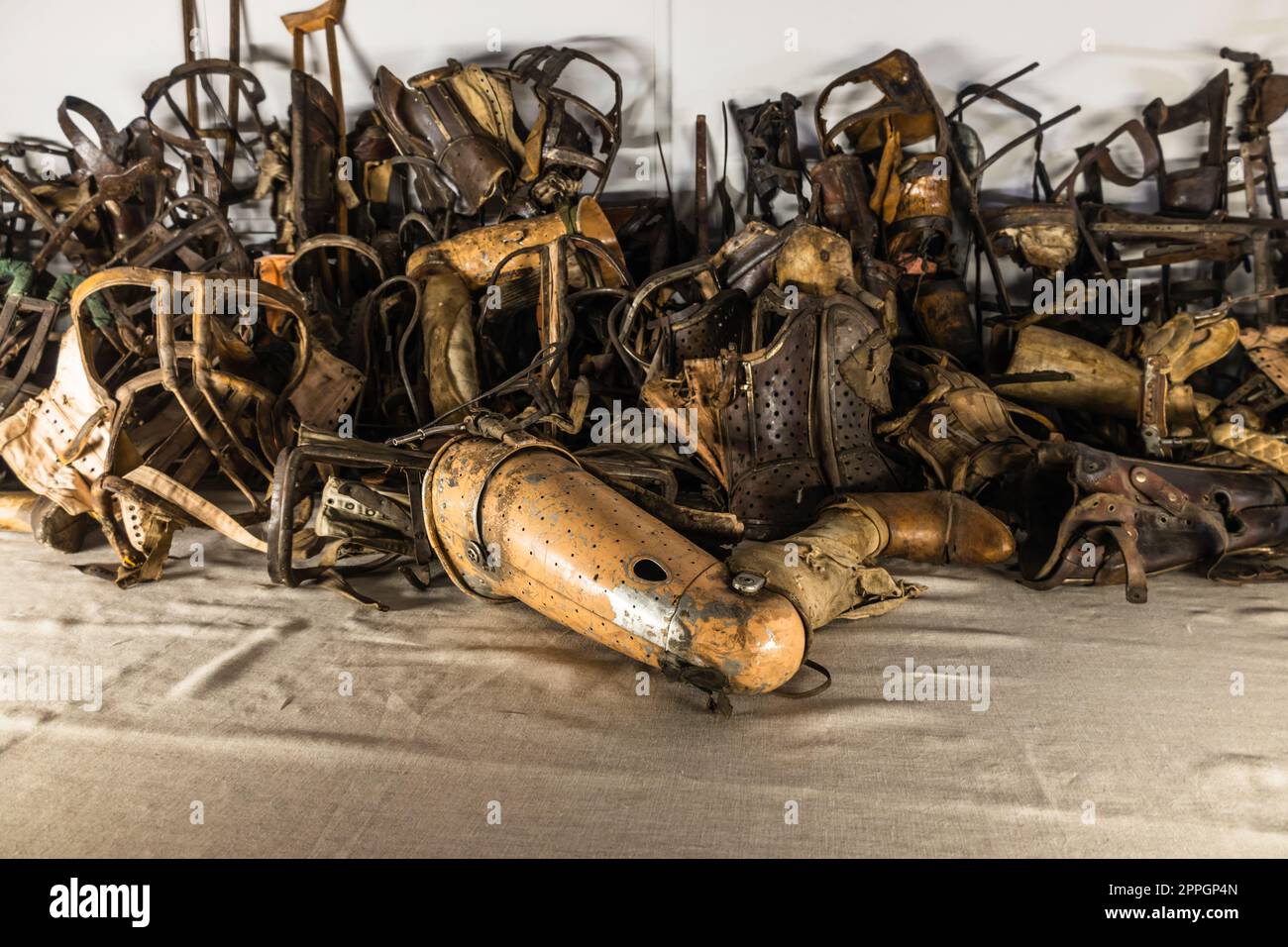 Beinprothesen im Konzentrationslager Auschwitz-Birkenau. Oswiecim, Polen, 17. Juli 2022 Stockfoto