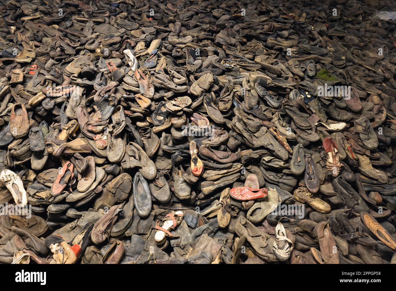 Die Schuhe der Gefangenen im Konzentrationslager Auschwitz-Birkenau. Oswiecim, Polen, 17. Juli 2022 Stockfoto