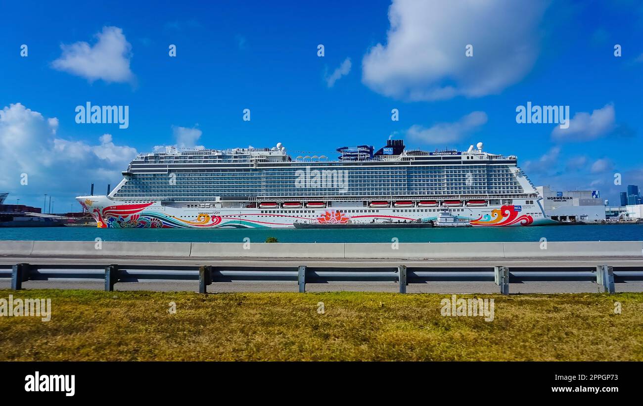 Hafen von Miami mit Kreuzfahrtschiffen Norwegian Joy. Miami ist ein wichtiger Hafen für Kreuzfahrtschiffe in den USA. Stockfoto