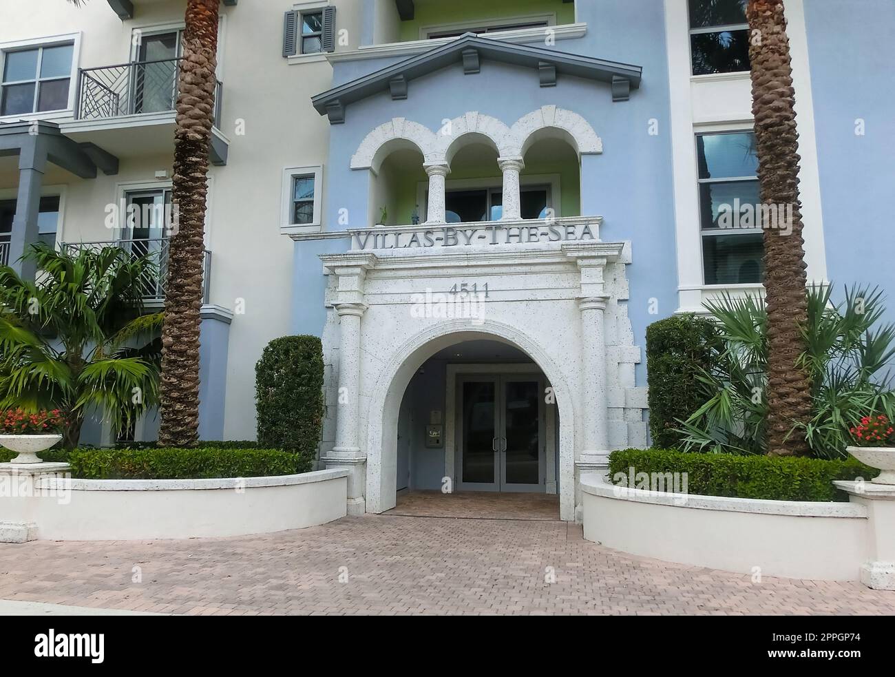 Lauderdale-by-the-Sea, Florida, USA - 08. Mai 2022: Typisches Apartment oder Hotel am Strand in Florida. Tropischer Strand mit Palmen in den USA. Stockfoto