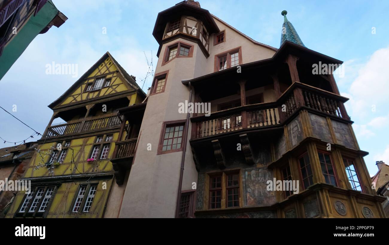 Colmar, Frankreich - 30. Dezember 2021: Das berühmte Renaissance Pfister House oder Maison Pfister in Colmar. Das Pfister-Haus wurde 1537 erbaut. Seine biblischen und säkularen Szenen stammen aus demselben Zeitraum. Stockfoto