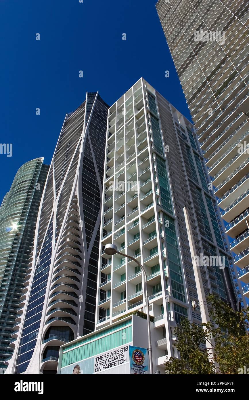 Miami, USA - 23. April 2022: Blick auf die Innenstadt von Miami mit Wohnungen und Bürogebäuden vor blauem Himmel. Stockfoto