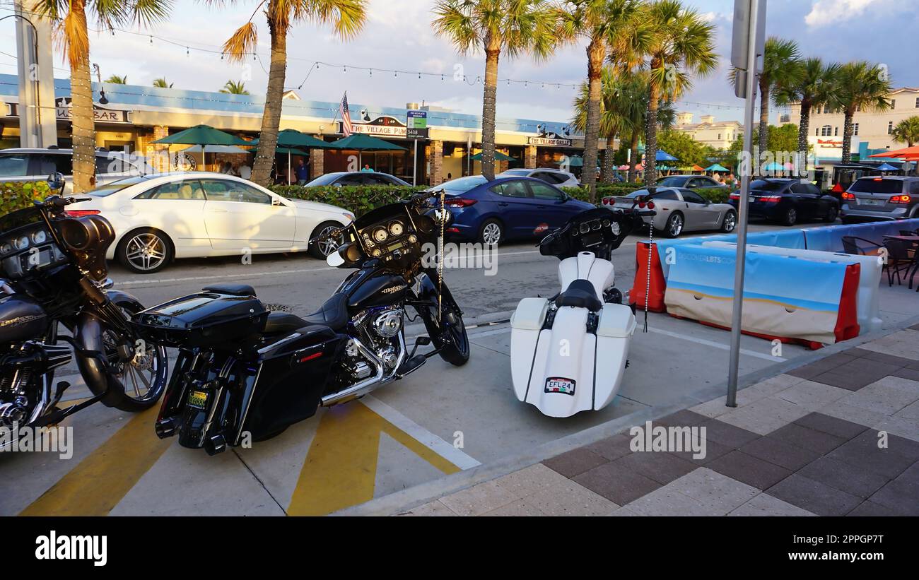 Lauderdale-by-the-Sea, USA - 08. Mai 2022: Weißes Harley Davidson Motorrad auf einer Straße Stockfoto