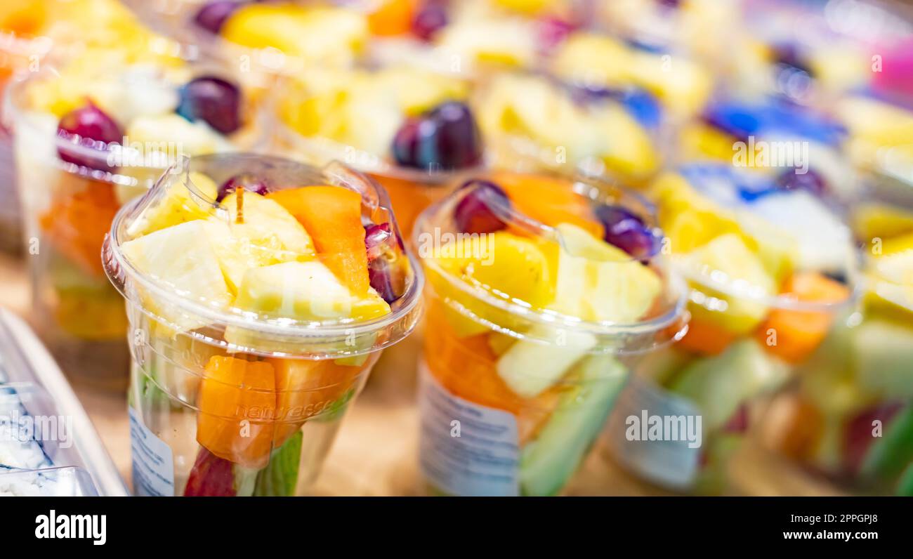 Vorverpackte Obstsalate in einem handelsüblichen Kühlschrank Stockfoto