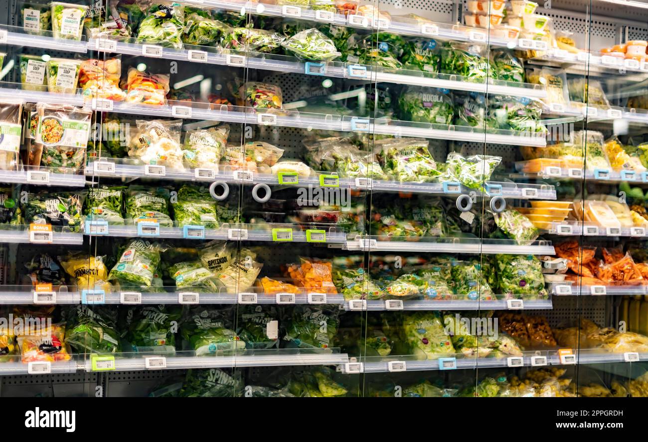 Lebensmittelprodukte, die in einem handelsüblichen Kühlschrank ausgestellt werden Stockfoto