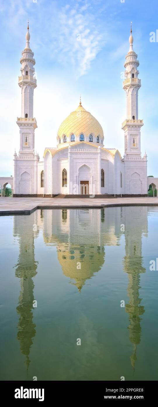 Weiße Moschee, Bolgar, Tatarstan. Eine wunderschöne weiße Moschee mit Kuppeln und Minaretten vor einem hellblauen Himmel. Stockfoto