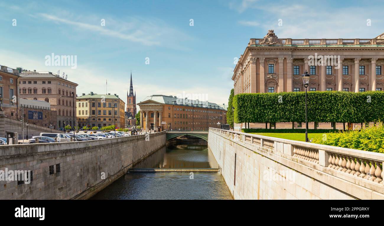 Fluss Norrstrom mit schwedischem Parlament, Zentralbehörde Schwedens und Turm der Klara-Kirche, Gamla Stan, Stockholm Stockfoto