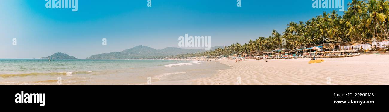 Canacona, Goa, Indien. Sonniger Himmel Über Dem Ruhigen Wasser Des Arabischen Meeres. Naturlandschaft Mit Sandy Palolem Beach Am Sonnigen Sommertag Mit Blauem Himmel Stockfoto