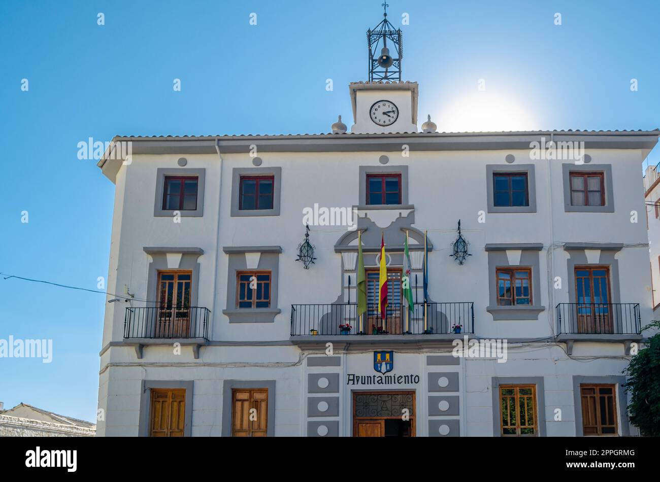 CAMBIL, SPANIEN - 14. OKTOBER 2021: Fassade des Rathauses von Cambril, Provinz Jaen, Andalusien, Südspanien Stockfoto