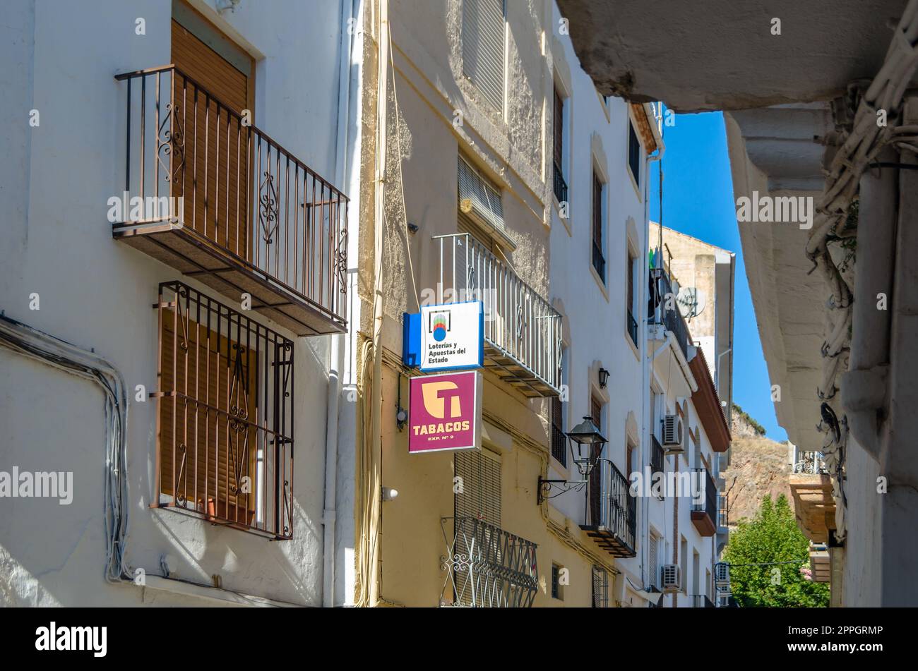 CAMBIL, SPANIEN - 14. OKTOBER 2021: Symbole eines Tabakwarenladens und einer Lotterie in der Stadt Cambil, Provinz Jaen, Andalusien, Südspanien Stockfoto