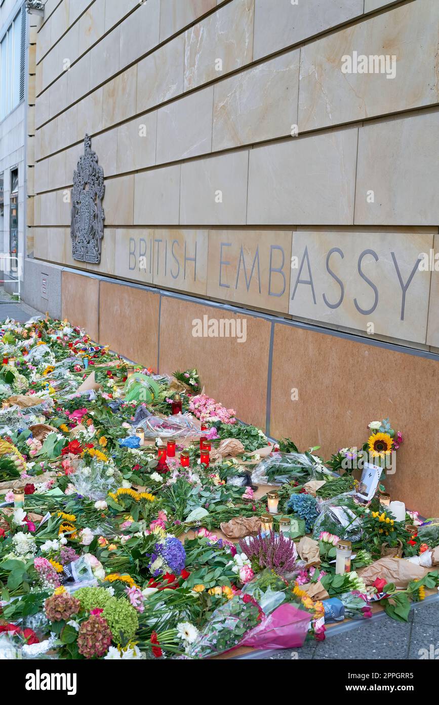 Sympathiebekundungen mit Blumen unmittelbar nach der Nachricht vom Tod von Königin Elizabeth II. In der britischen Botschaft in Berlin Stockfoto