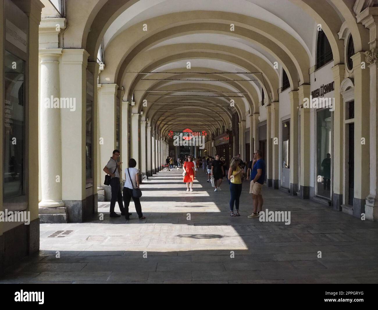 Menschen in den Arkaden auf dem Piazza San Carlo in Turin Stockfoto