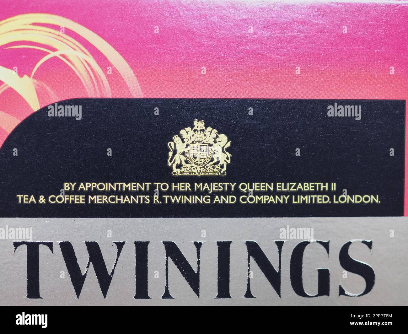 Königliches Wappen des Vereinigten Königreichs auf einer Packung Twinings Tee in London Stockfoto