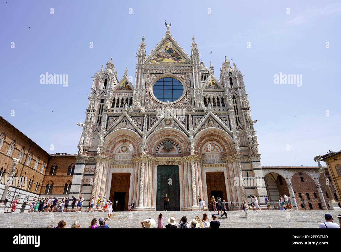 SIENA, ITALIEN - 22. JUNI 2022: Frontalansicht der Kathedrale von Siena in der Toskana, Italien Stockfoto