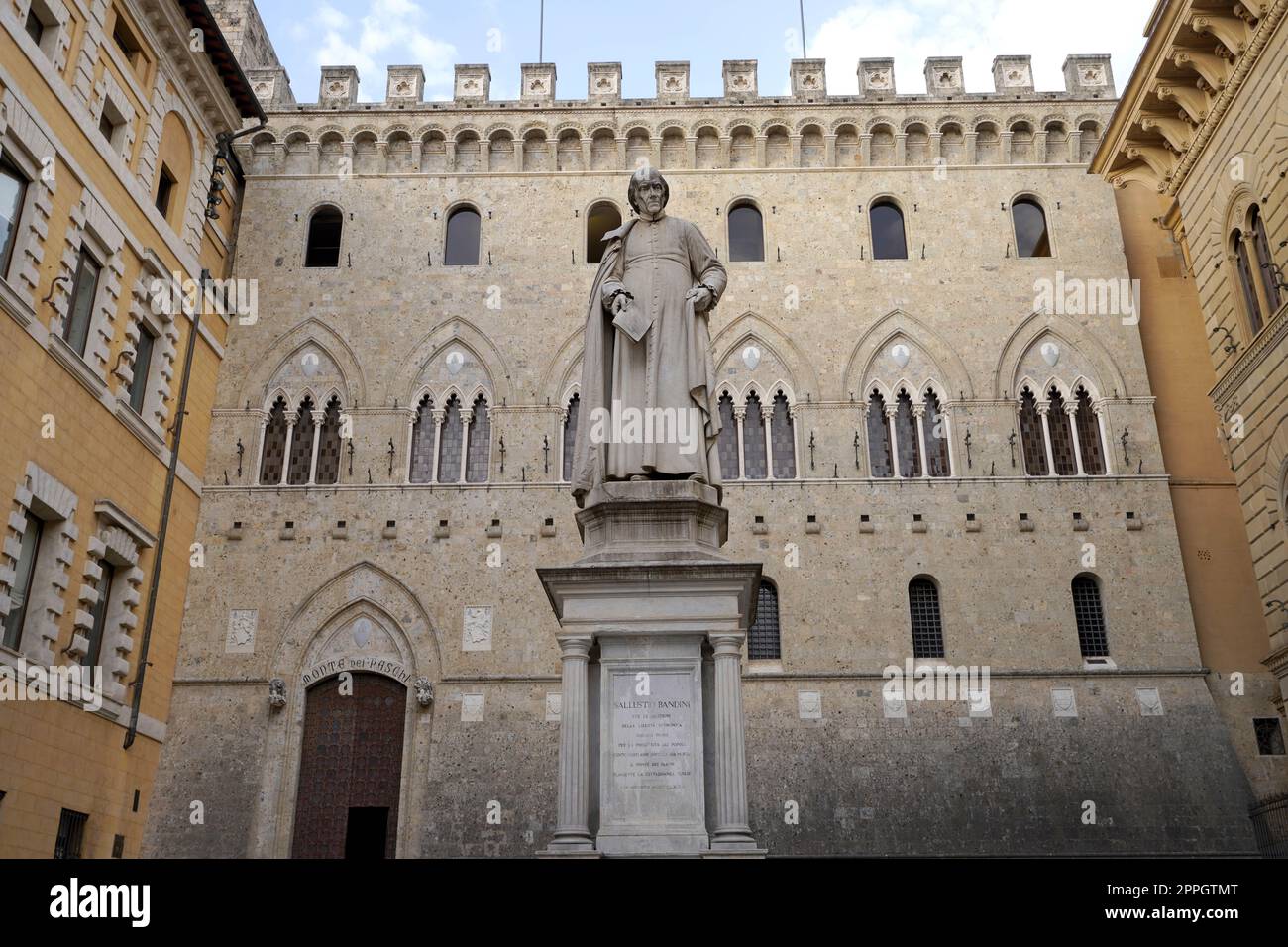 SIENA, ITALIEN - 22. JUNI 2022: Palazzo Salimbeni, Hauptbüro oder Hauptquartier der Monte dei Paschi Bank, mit Statue der Sallustio Bandini Stockfoto