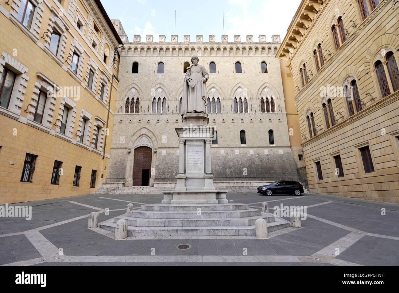 SIENA, ITALIEN - 22. JUNI 2022: Palazzo Salimbeni, Hauptbüro oder Hauptquartier der Monte dei Paschi Bank, mit Statue der Sallustio Bandini Stockfoto