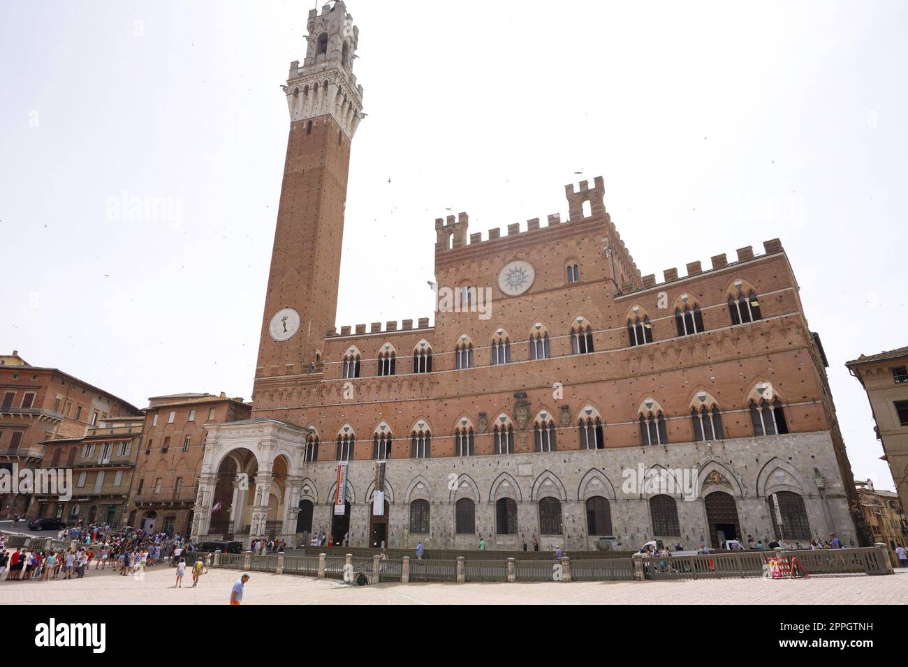SIENA, ITALIEN - 22. JUNI 2022: Palazzo Pubblico und sein Turm Torre del Mangia im historischen Zentrum von Siena, Toskana, Italien Stockfoto