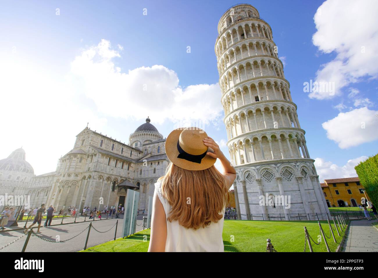 Besuch des Schiefen Turms von Pisa, dem berühmten Wahrzeichen Italiens. Junge Frau auf der Piazza del Duomo in Pisa, Toskana, Italien. Stockfoto