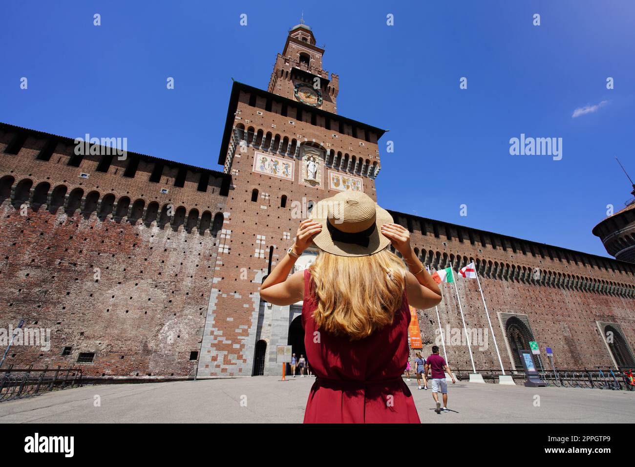Tourismus in Mailand, Italien. Junge Frau aus dem Tourismus vor dem Haupteingang von Schloss Sforza, Mailand, Italien. Stockfoto