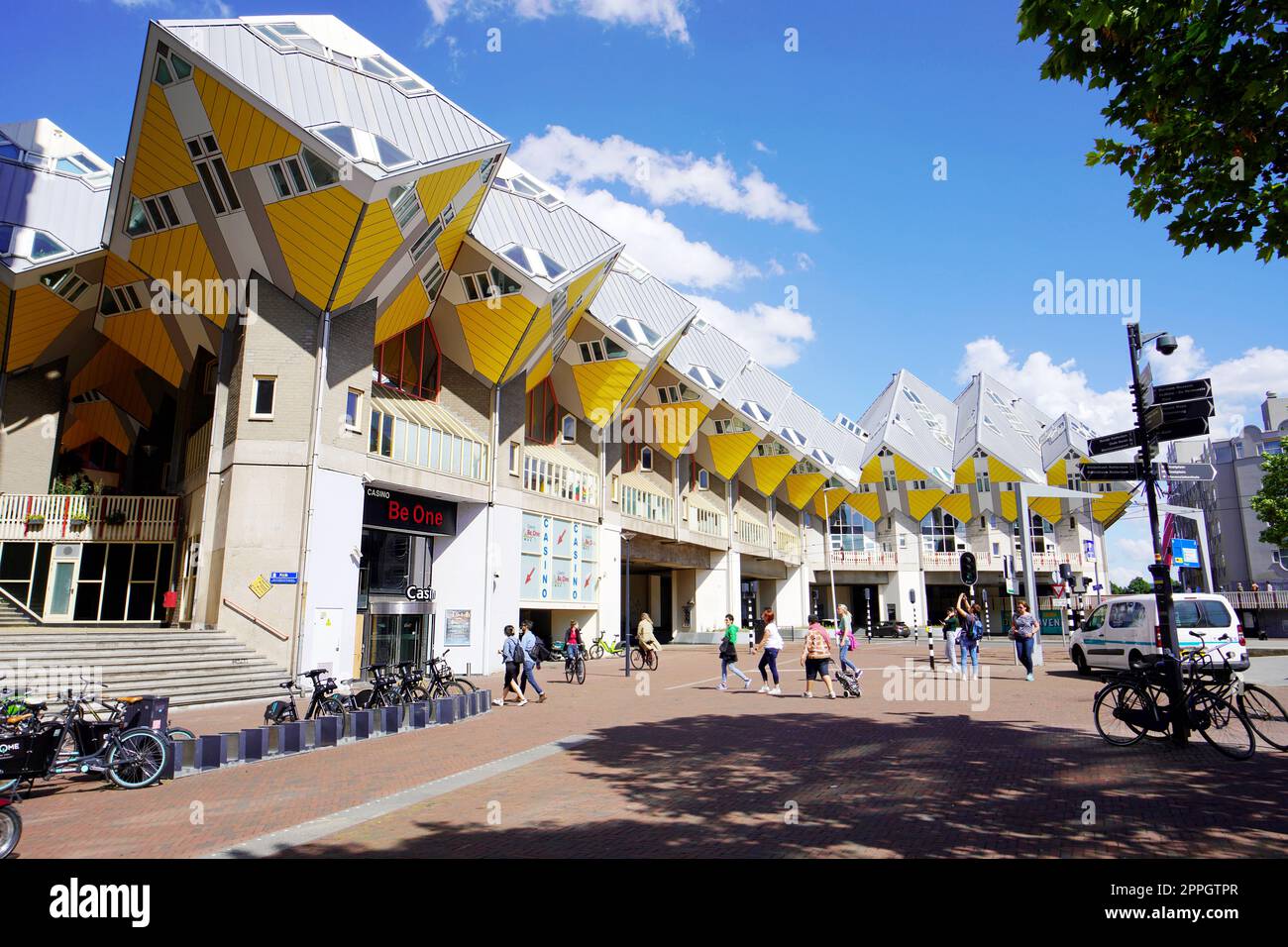 ROTTERDAM, NIEDERLANDE - 9. JUNI 2022: Cube Houses, eine Reihe innovativer Häuser, entworfen vom Architekten Piet Blom, Rotterdam, Niederlande Stockfoto