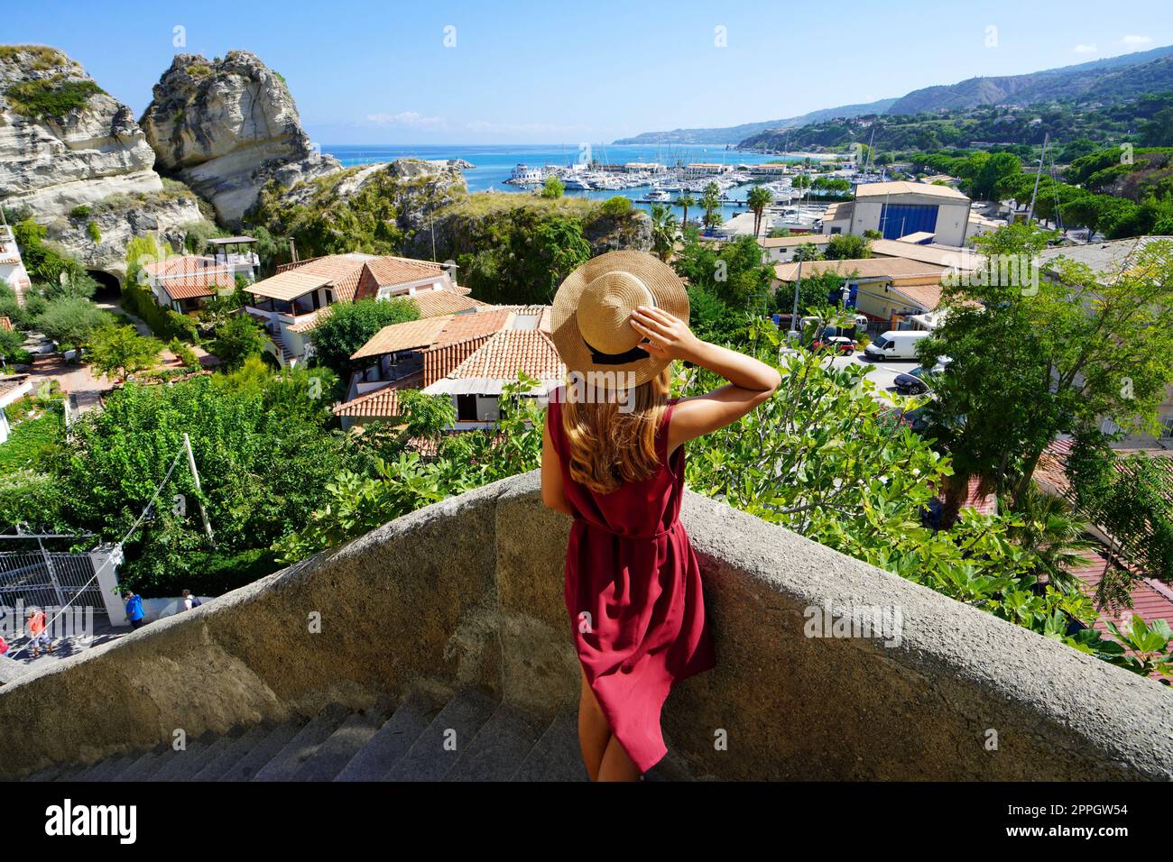 Urlaub in Tropea, Italien. Rückansicht der schönen Mode Frau steigt Treppen im Dorf Tropea, Kalabrien, Italien. Stockfoto