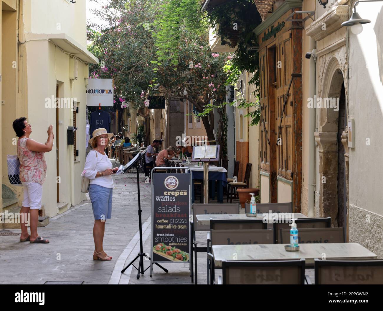 Die schmale Straße in der Altstadt von Rethymnon, wo es viele kleine Cafés und Geschäfte gibt Stockfoto