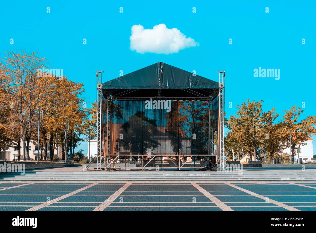 Herbstplatz mit Konzertbühne Stockfoto