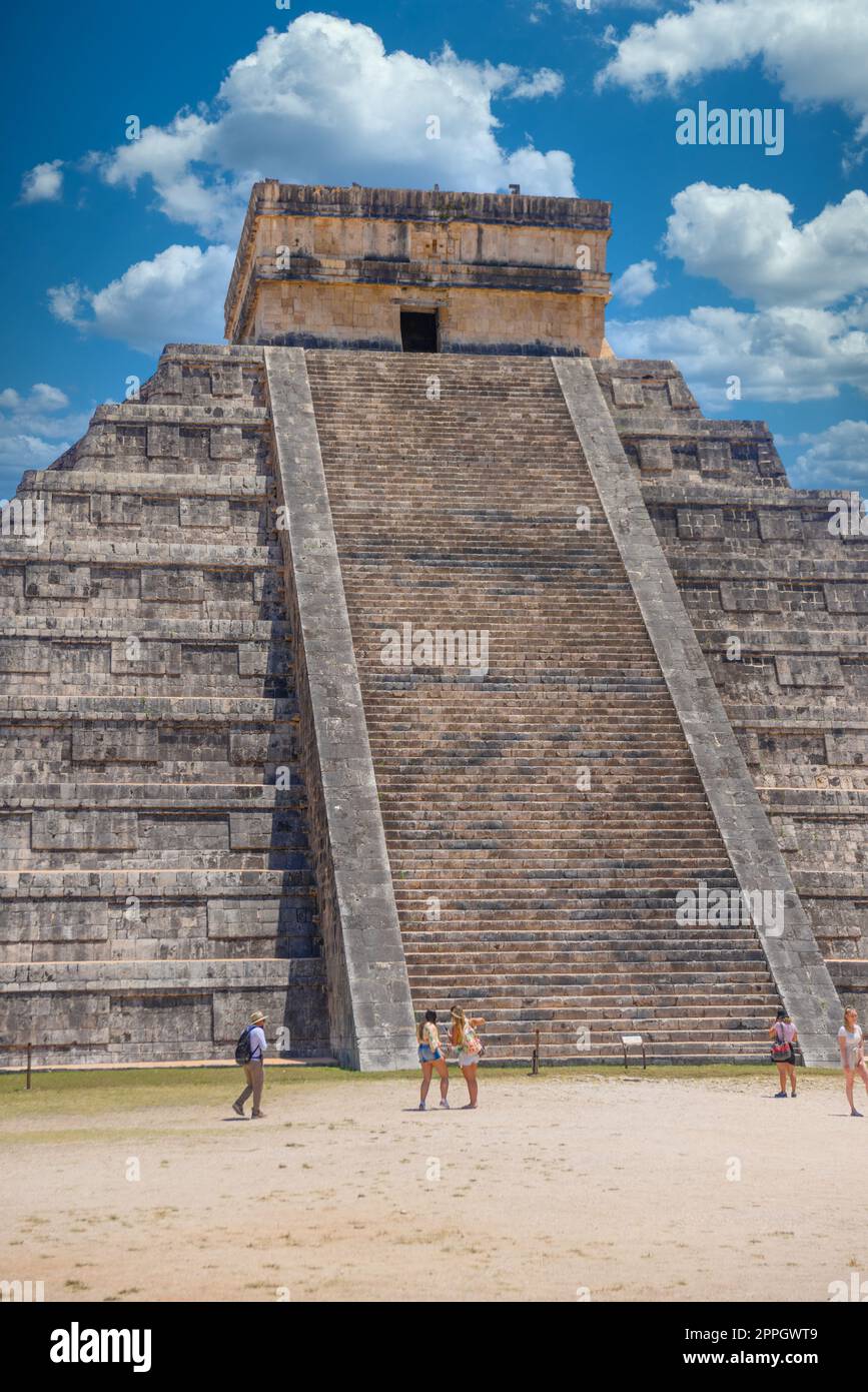 CHICHEN ITZA, MEXIKO - APR 2022: Leitertreppen der Tempelpyramide von Kukulcan El Castillo, Chichen Itza, Yucatan, Mexiko, Maya-Zivilisation Stockfoto