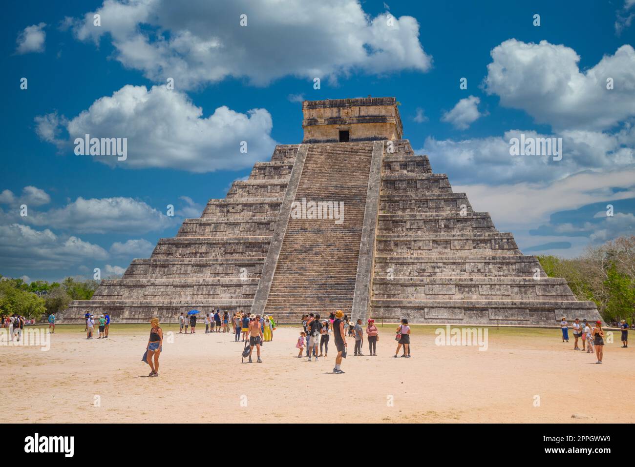 CHICHEN ITZA, MEXIKO - APR 2022: Tempelpyramide von Kukulcan El Castillo, Chichen Itza, Yucatan, Mexiko, Maya-Zivilisation Stockfoto