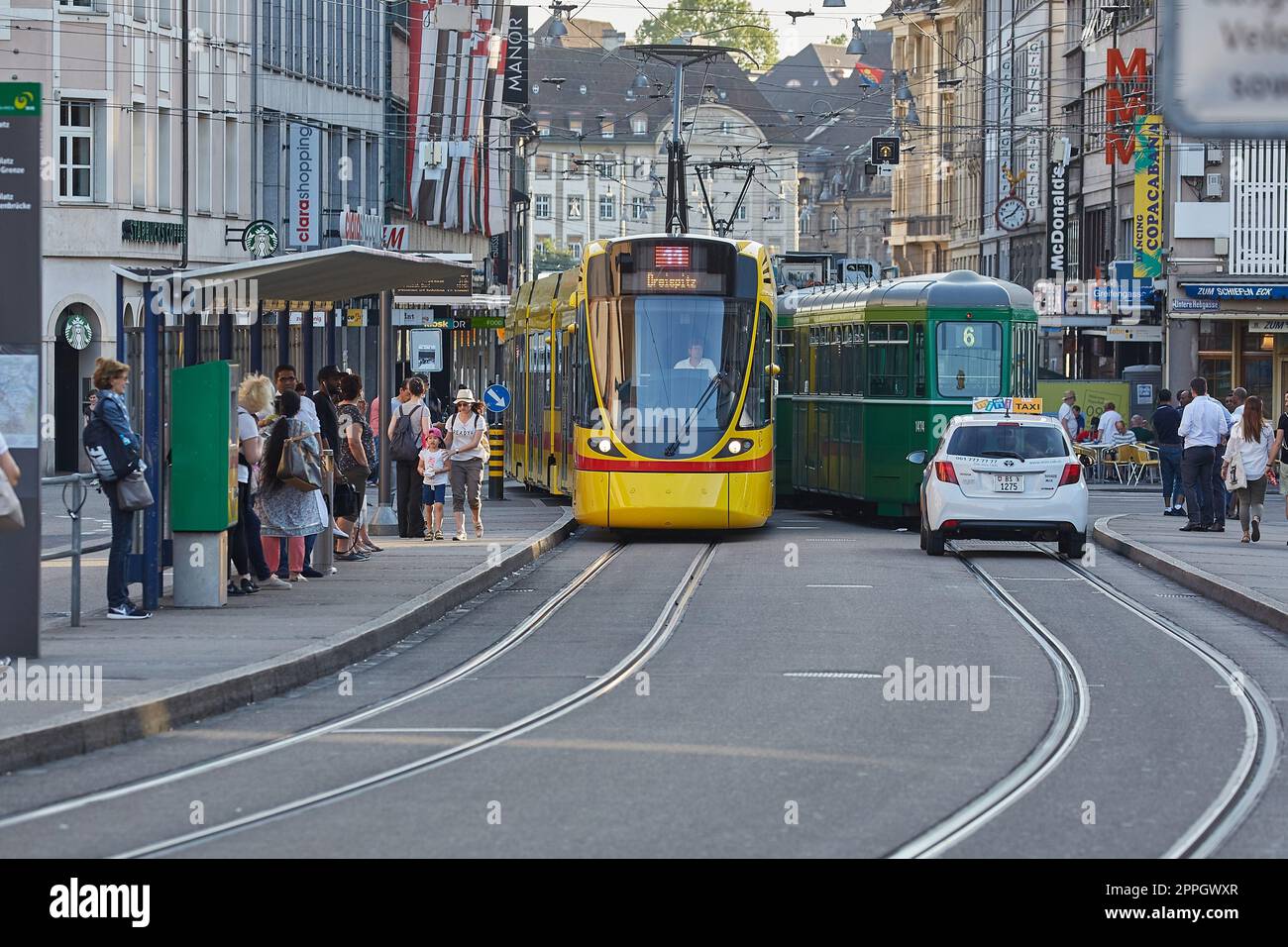 Straßenbahnen auf der Straße Stockfoto