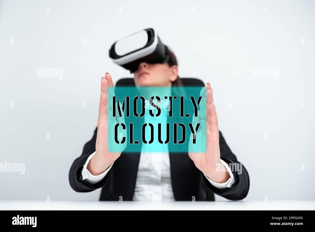 Textschild mit überwiegend Bewölkt. Business Showcase schattige, dampfende Foggy Fluffy Nebel Wolken Skyscape Stockfoto