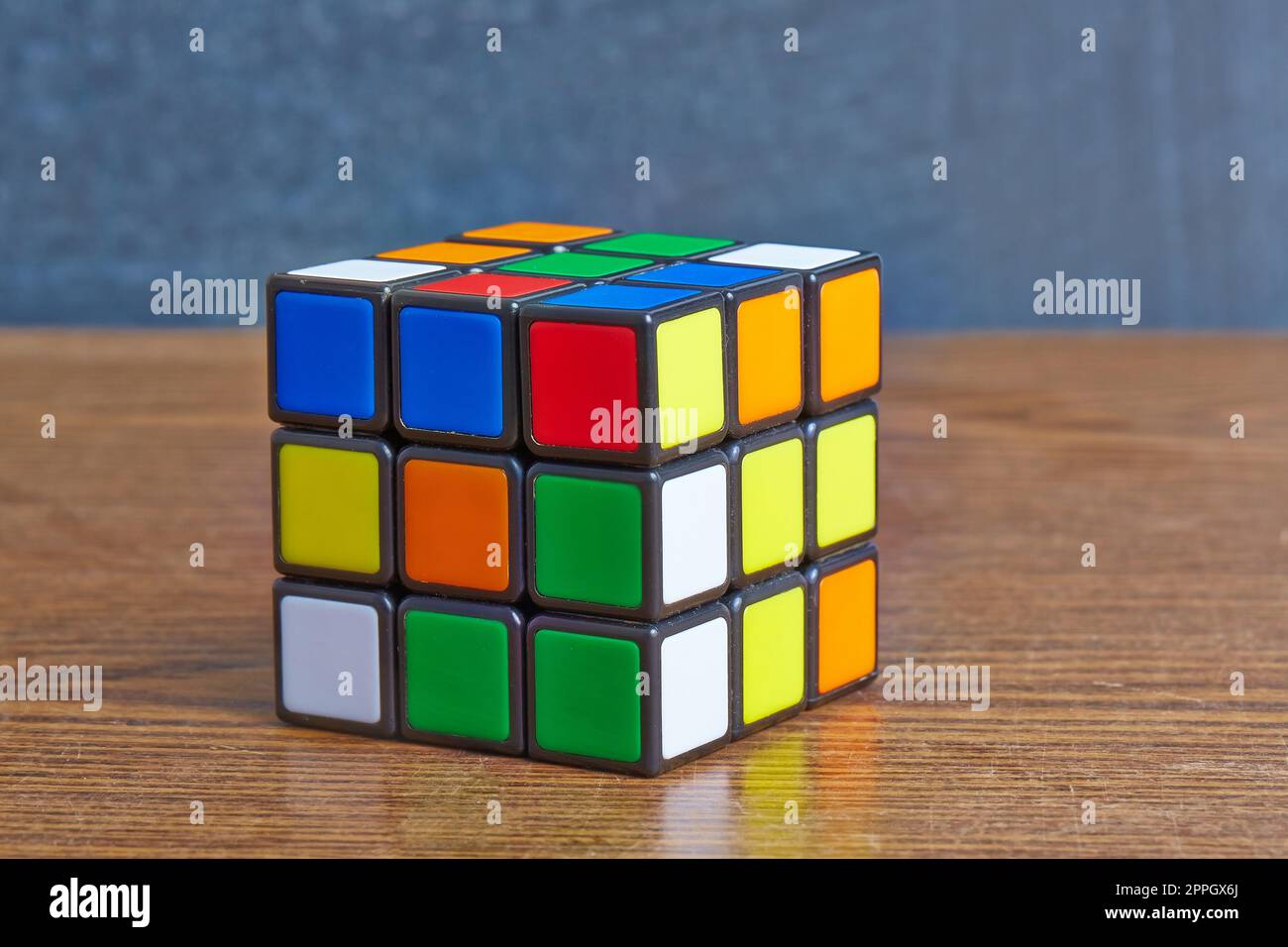 Rubik's Cube auf Weiß Stockfoto