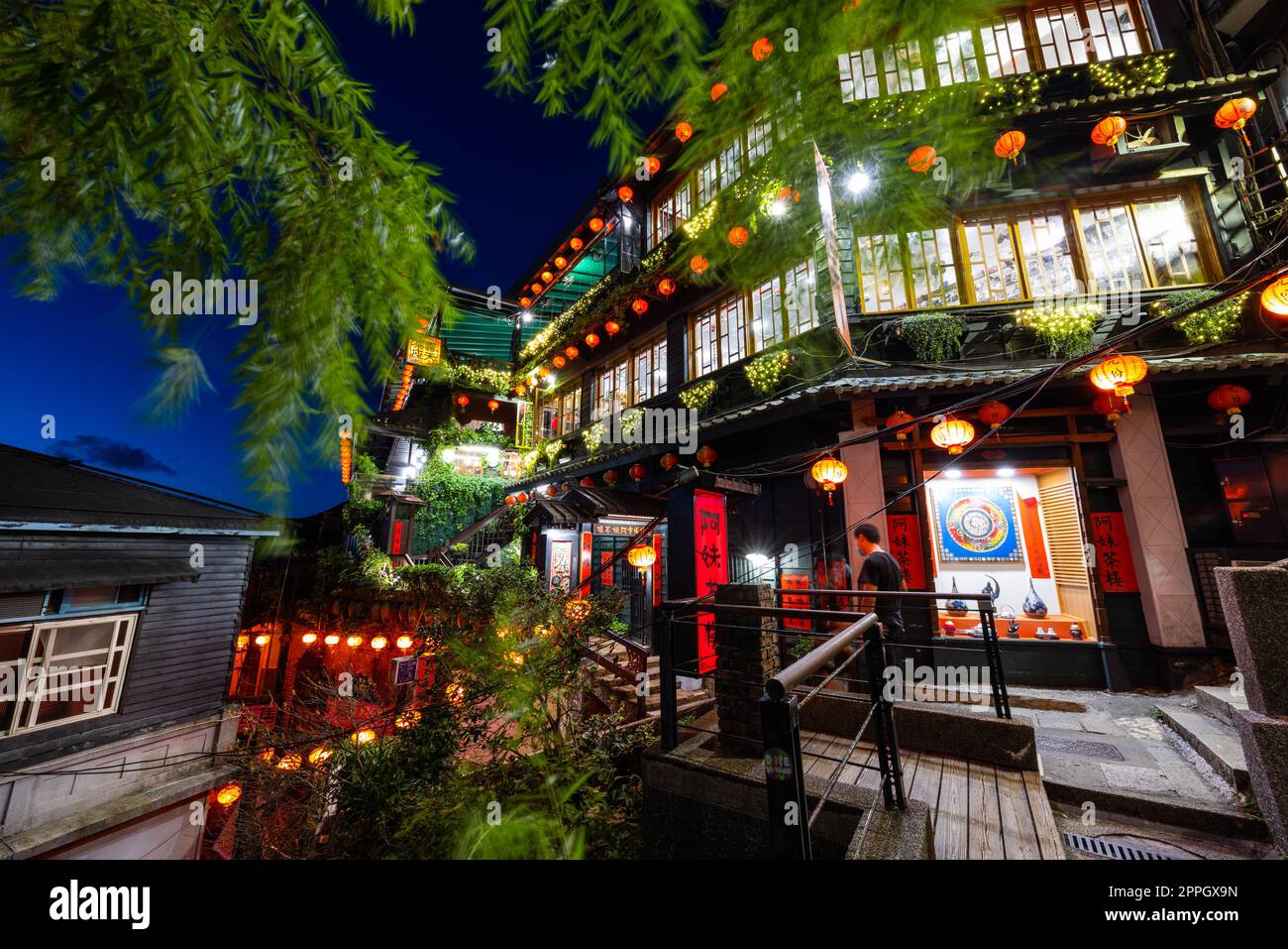 Jiufen, Taiwan, 07. August 2022: Berühmtes chinesisches Restaurant in jiufen von taiwan am Abend Stockfoto