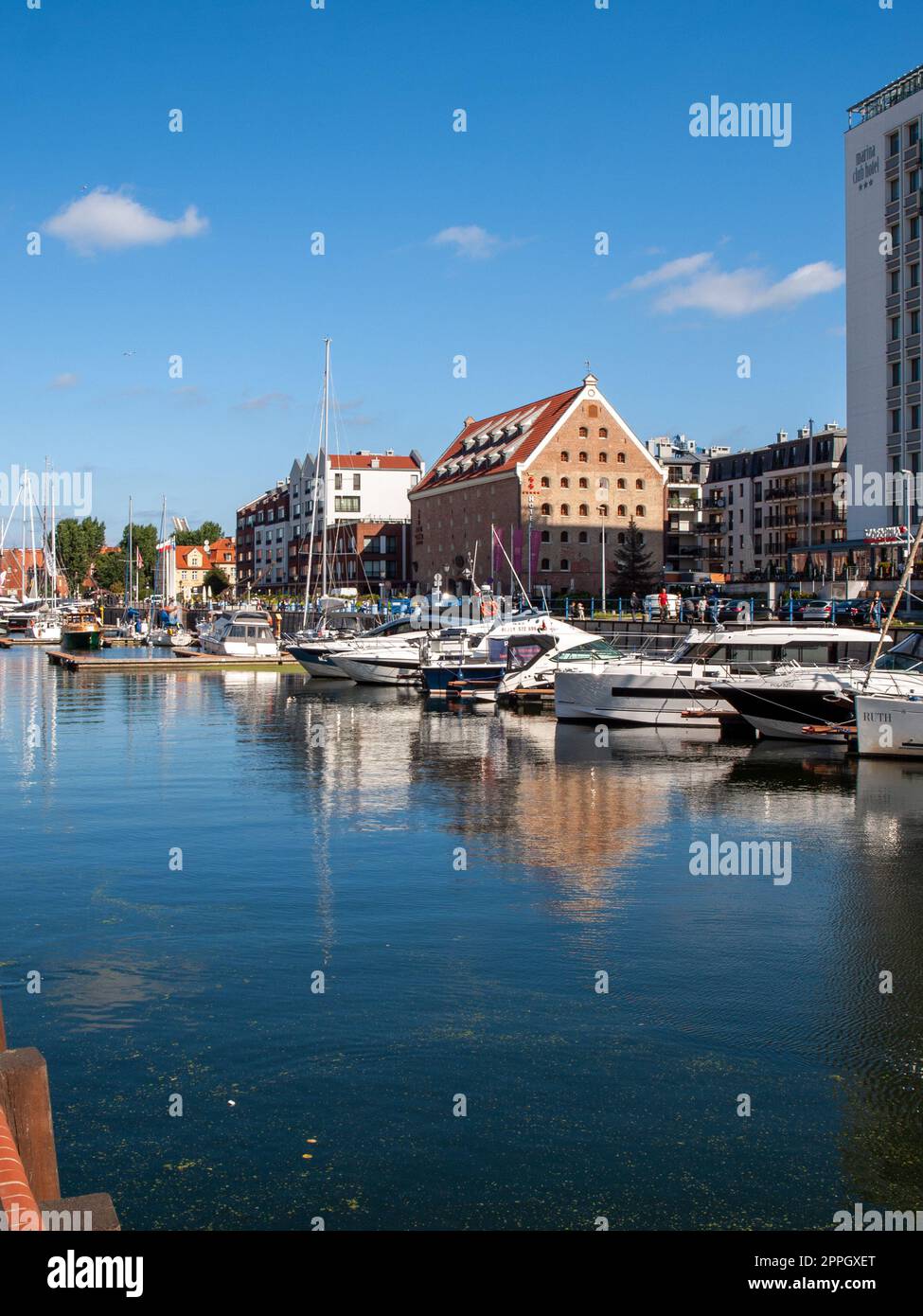 Motorboote und Segelboote am Yachthafen in Danzig. Polen Stockfoto