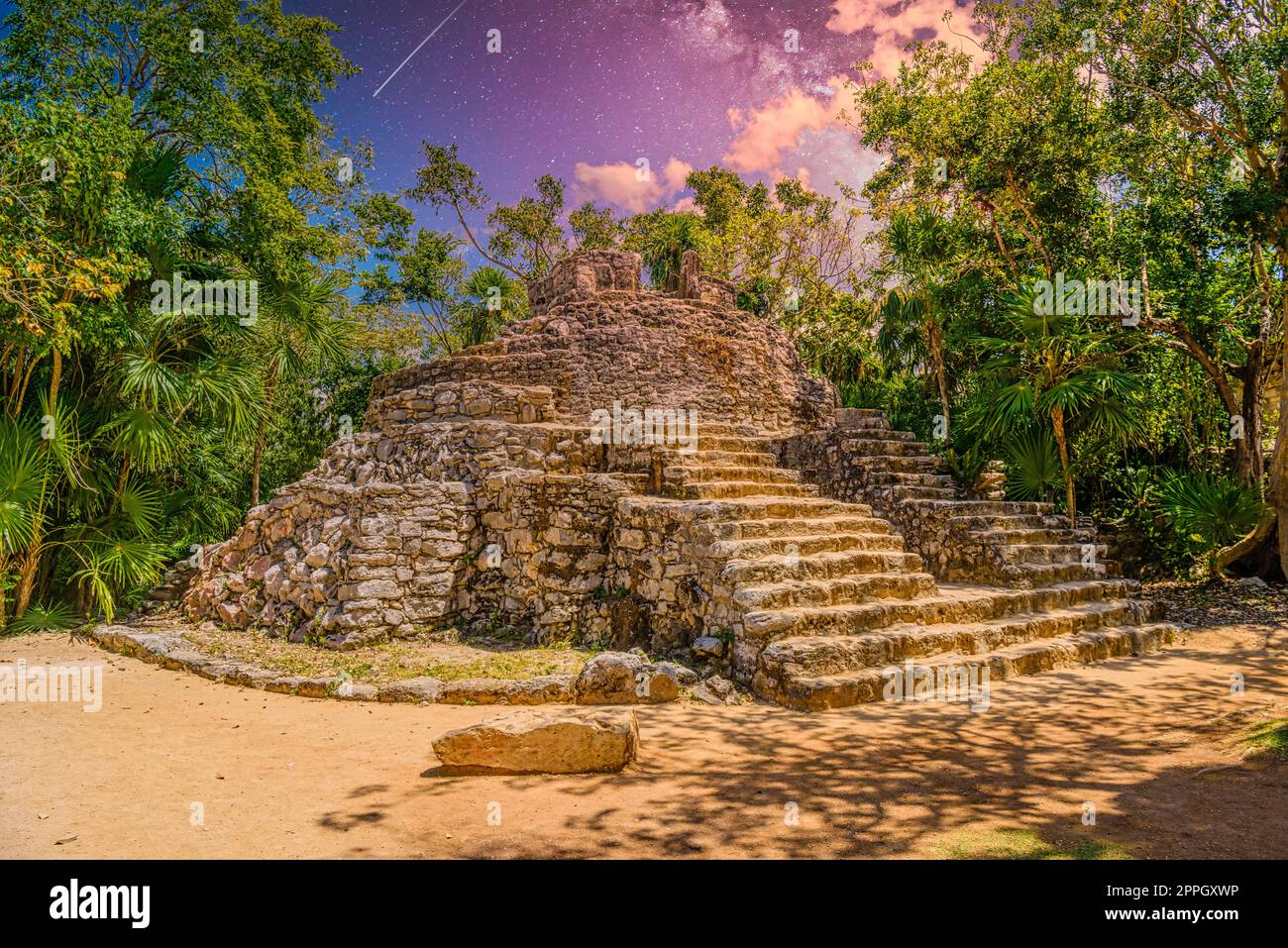 Maya-Ruinen im Schatten von Bäumen im tropischen Dschungelwald Playa del Carmen, Riviera Maya, Yu atan, Mexiko mit dem Nachthimmel der Milchstraße-Galaxie Stockfoto