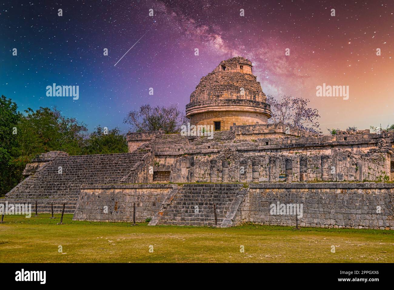 Ruinen des El Caracol Observatoriumstempels, Chichen Itza, Yucatan, Mexiko, Maya Zivilisation mit Milchstraße Galaxie Sterne Nachthimmel Stockfoto