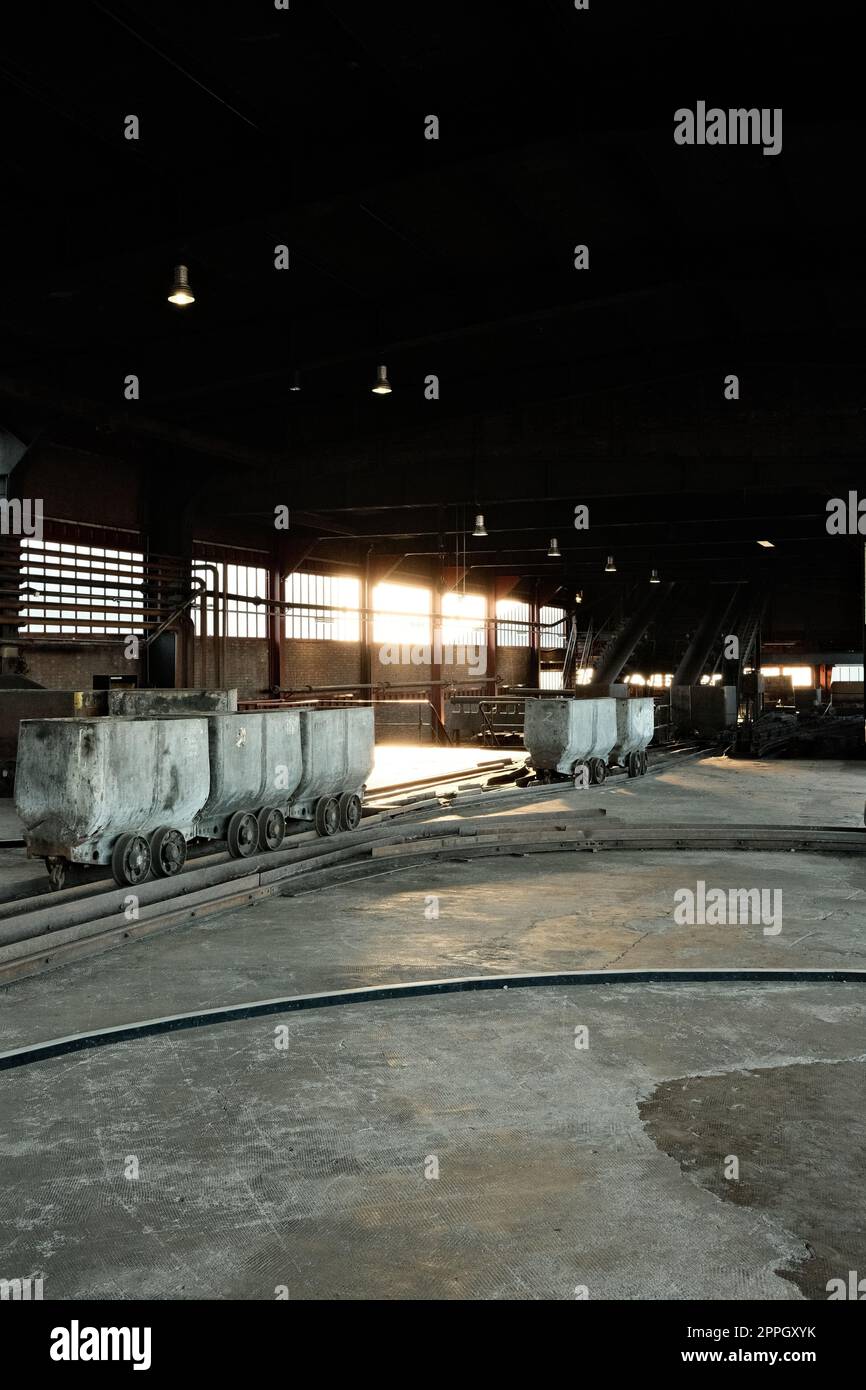 Kohlewagen in einer großen Halle in einem Bergwerk im Ruhrgebiet Stockfoto