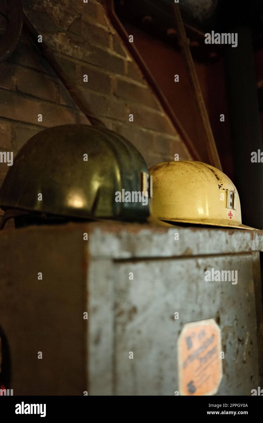 Nahaufnahme der Minenhelme auf einem alten Schließfach in einer Mine im Ruhrgebiet Stockfoto