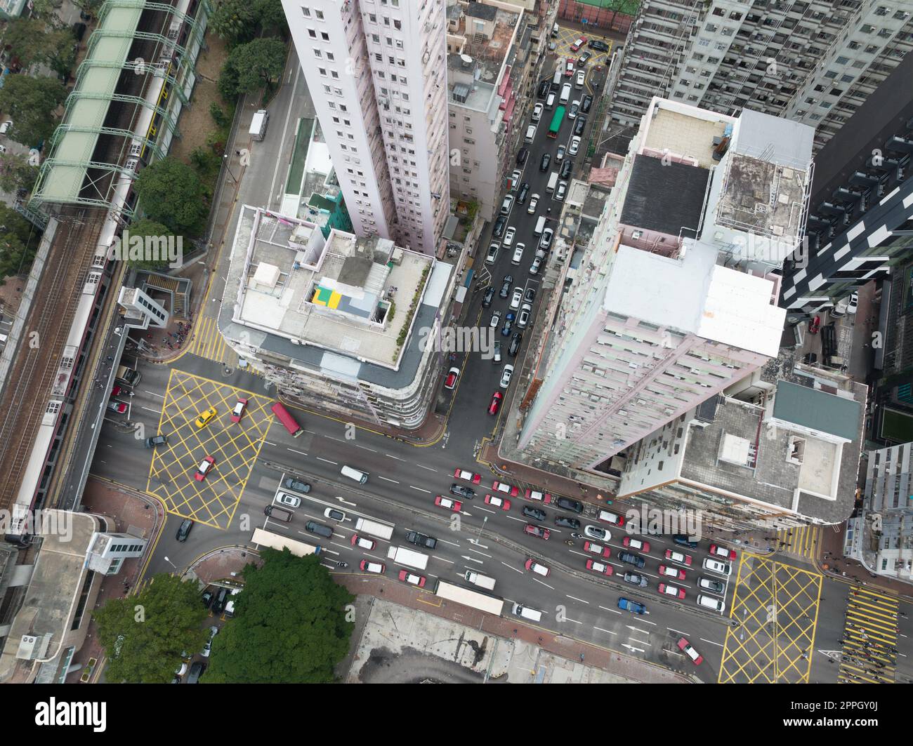 Mong Kok, Hongkong, 29. Januar 2022: Top-down-Blick auf die Verkehrskreuzung von Hongkong Stockfoto