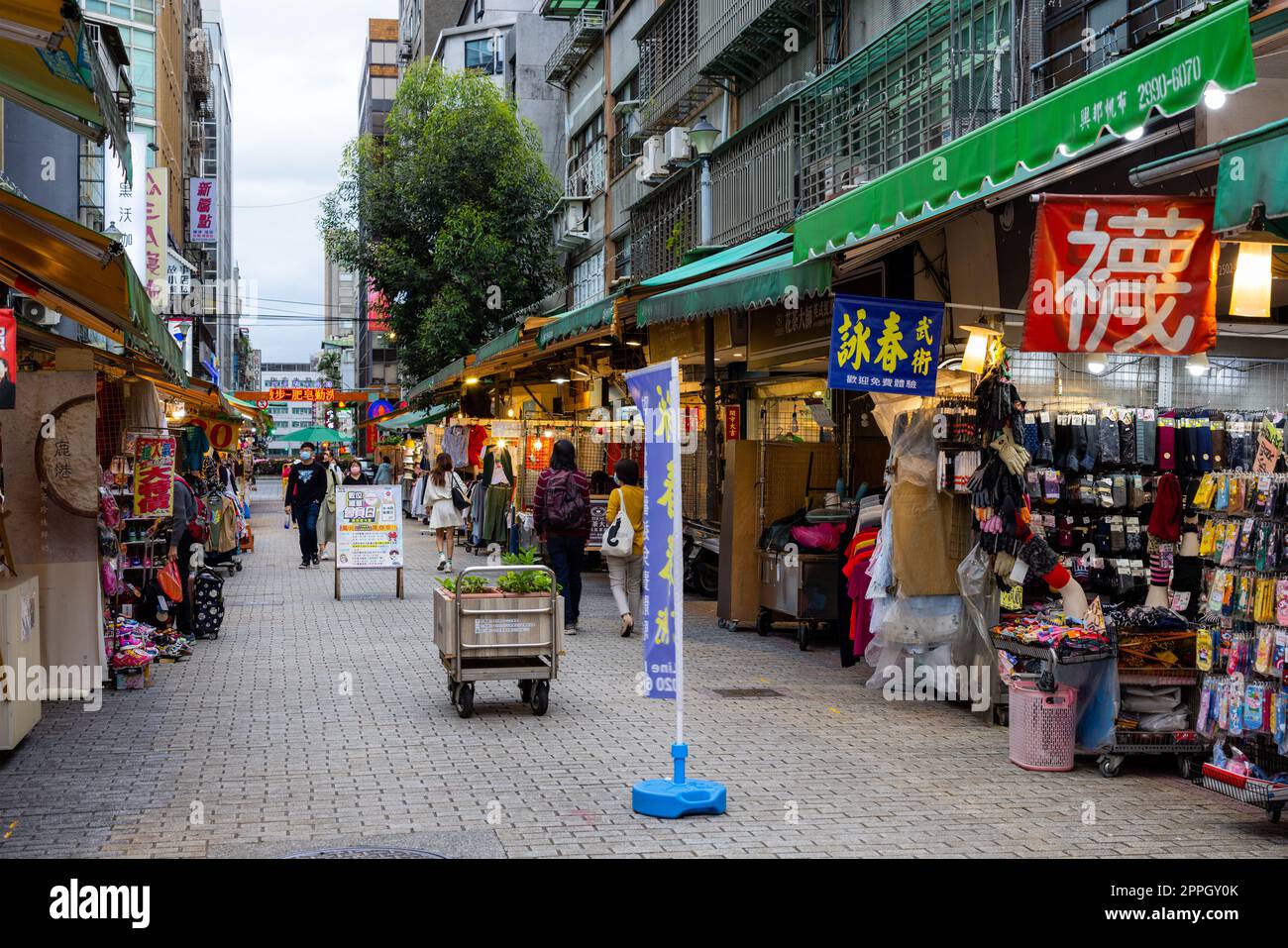 Taipei, Taiwan, 01. April 2022: Einkaufsviertel Siping Yangguang Stockfoto