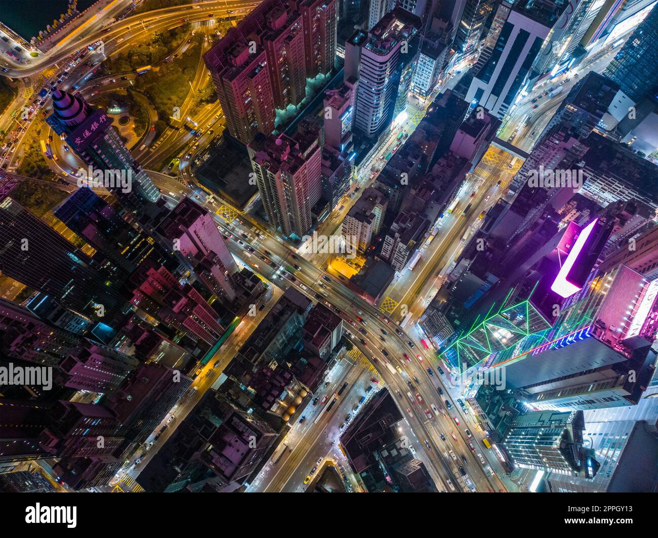 Causeway Bay, Hongkong 25. Januar 2022: Blick auf den Stadtverkehr von Hongkong bei Nacht Stockfoto