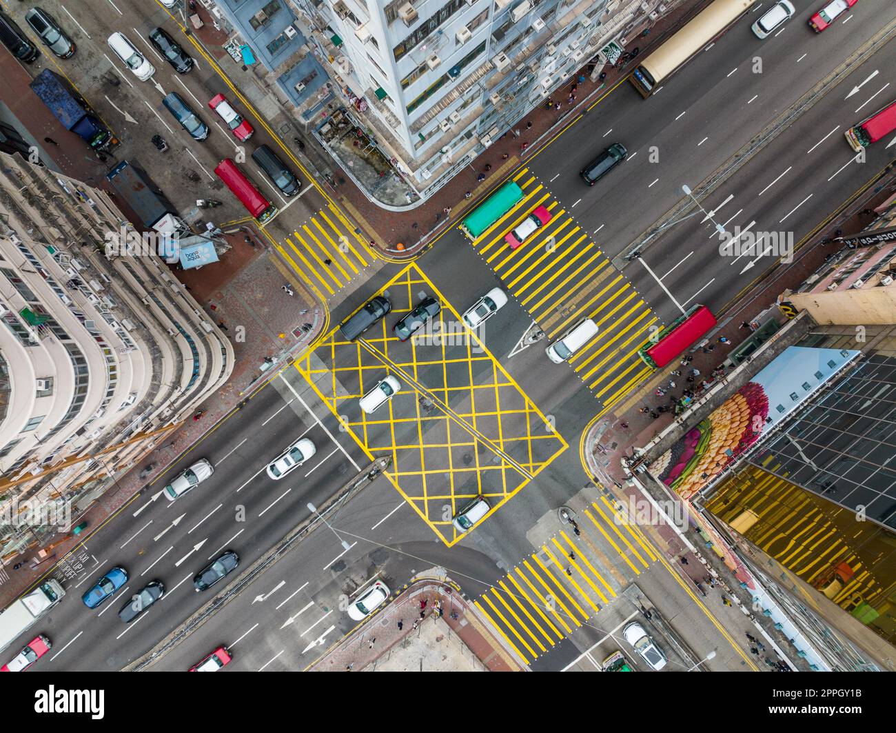 Mong Kok, Hongkong 29. Januar 2022: Top-down-Blick auf den geschäftigen Verkehr in Hongkong Stockfoto