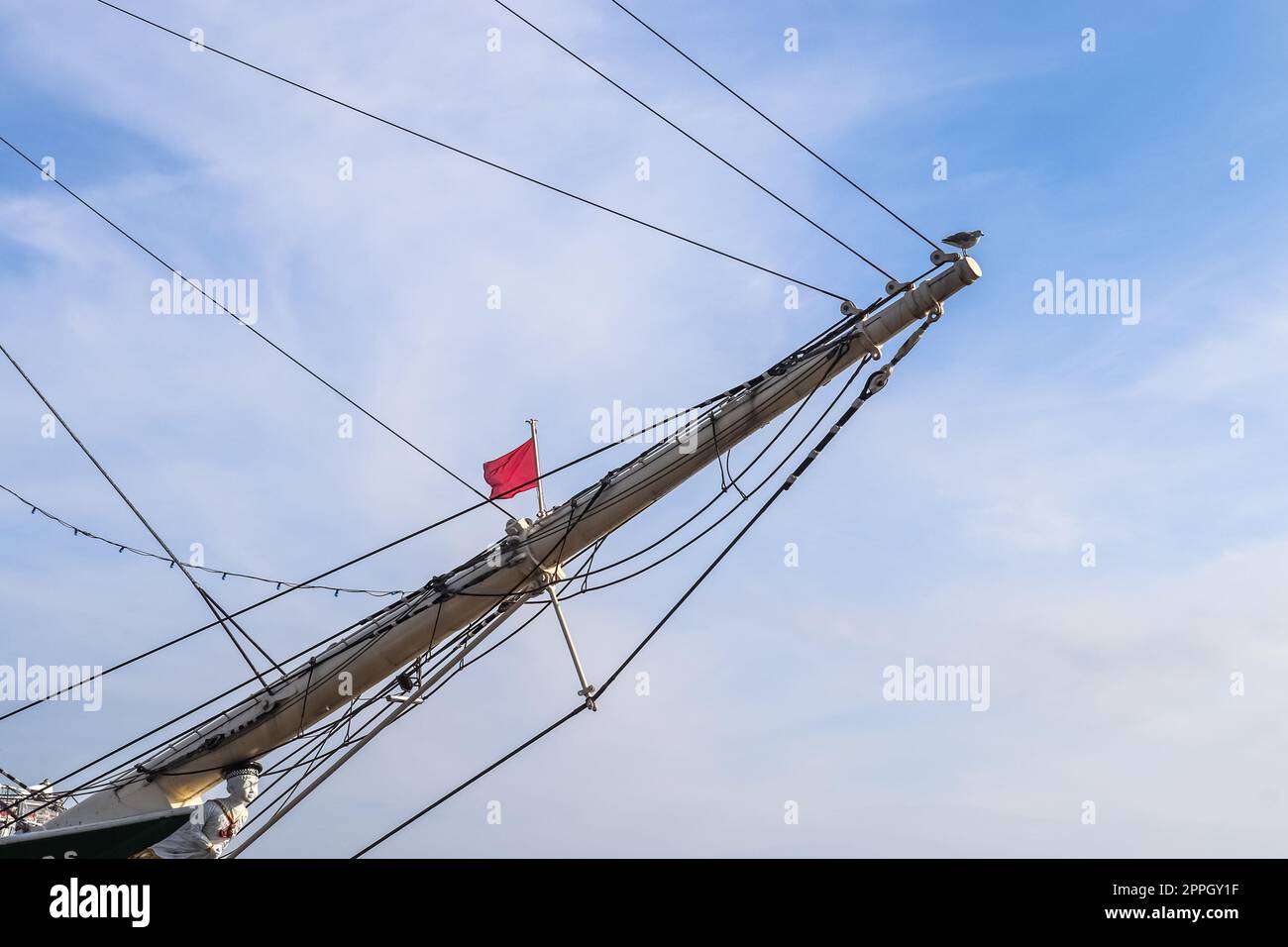 Das Segelschiff wird auf einigen Segelbooten gegen den blauen Himmel angemastet, mit Anschlagvorrichtungen. Stockfoto