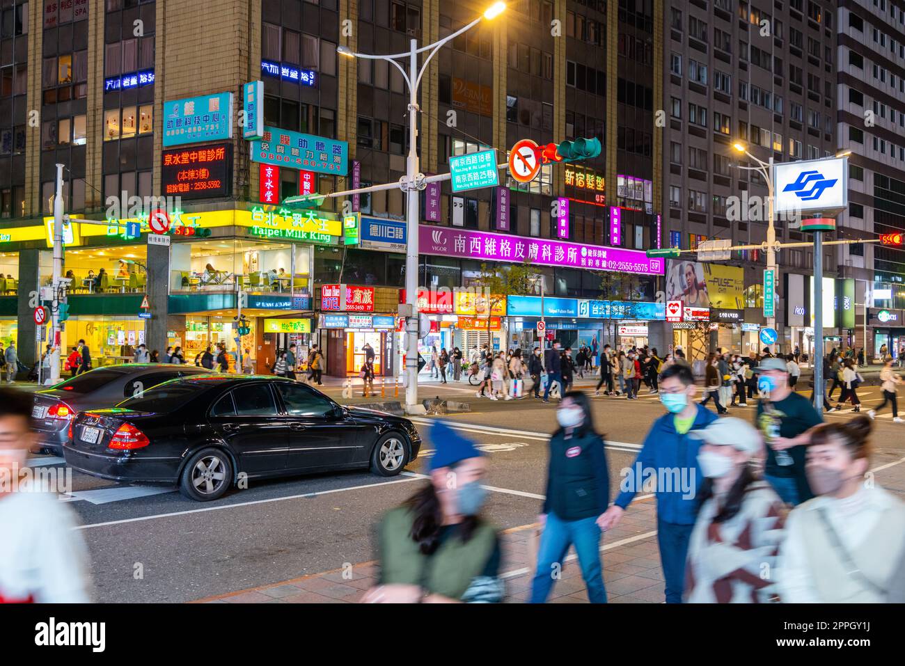 Taipei, Taiwan 27. Februar 2022: Bezirk Zhongshan in Taipeh bei Nacht Stockfoto