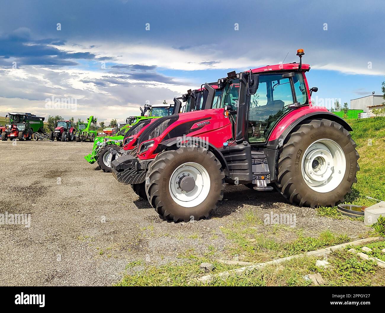 Moderner Landwirtschafts-Radtraktor Valtra auf der jährlich stattfindenden Landwirtschafts- und Industriemesse Wolga Stockfoto