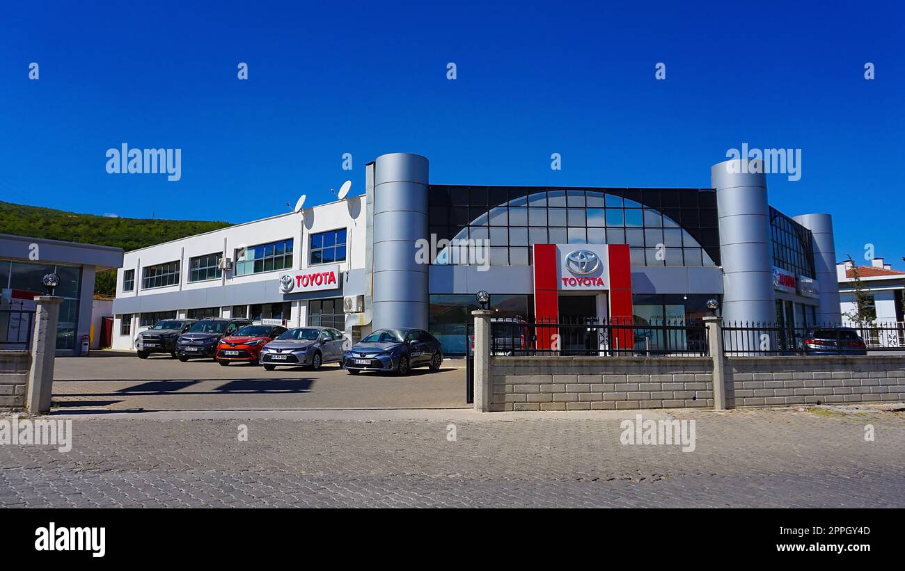 Antalya, Türkei - 17. September 2022: Fassade eines Autohändlers von Toyota mit Firmenlogo und Namen von Toyota in roten Buchstaben Stockfoto