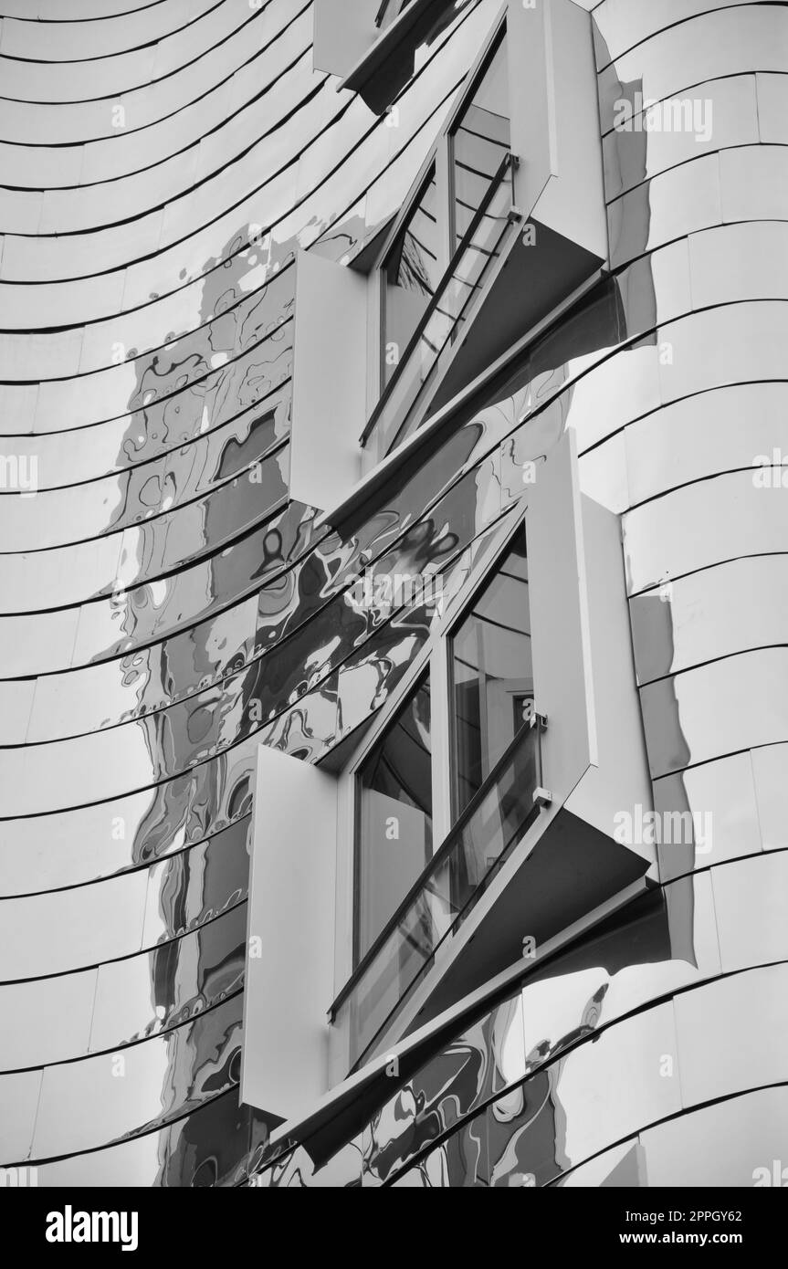 Verspiegelte Metallfassade der Gehry-Gebäude am Media Harbour in Düsseldorf Stockfoto